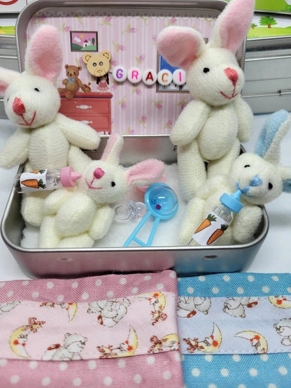🔥Paas Beste Cadeau 50% KORTING - 🎁🐇Bunny Easter Pluche moeder en baby konijntjes in Pocket Tin: rollenspel broers en zussen Cadeau, Paascadeau