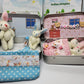 🔥Paas Beste Cadeau 50% KORTING - 🎁🐇Bunny Easter Pluche moeder en baby konijntjes in Pocket Tin: rollenspel broers en zussen Cadeau, Paascadeau