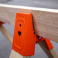 🛠️💥 50% KORTING! Nooit meer wiebelen of wegglijden! Deze versterkte zaagbokbeugel met antislip grijptanden, neerwaartse klem & koudgewalst staal maakt in seconden een rotsvaste zaagbok!